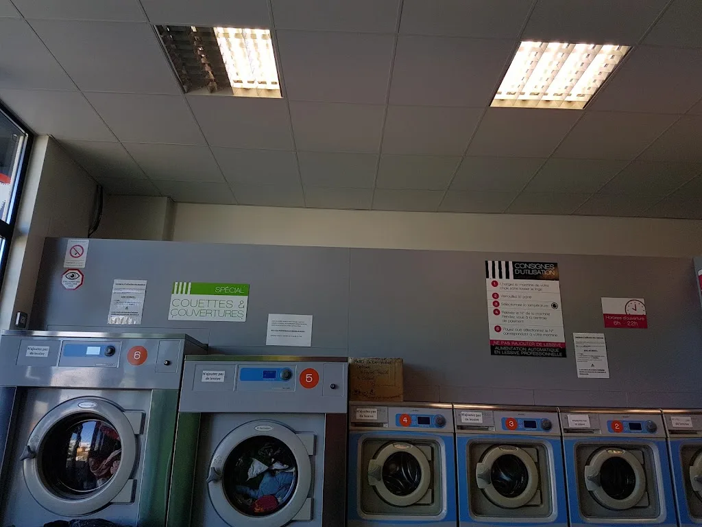 My Beautiful Laundrette - photo 2